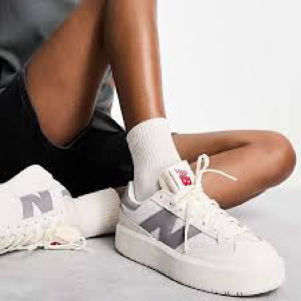 New Balance | Women’s Cream/Grey CT 302 Lace Up Sneakers Women’s size 7.5 Mens 6 - Picture 16 of 16